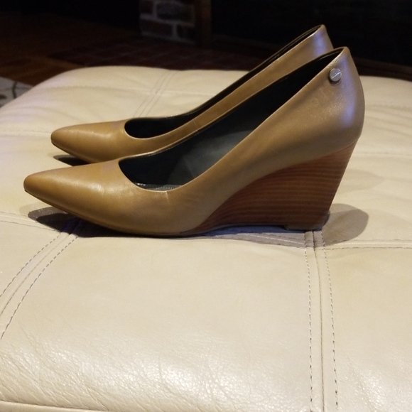 Calvin klein tan with 3" wooden wedge - Picture 2 of 6